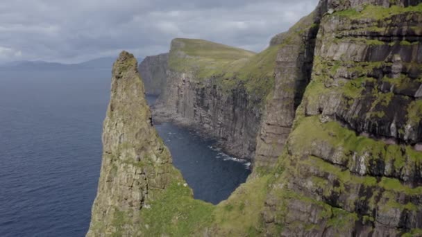 Drohne der Küste und Felsen von Suduroy — Stockvideo