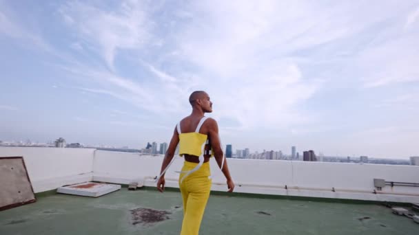 Modeller i klubbkläder dansar och uppträder tillsammans på skyskrapa — Stockvideo