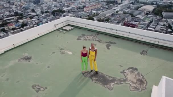 Drone Shot de modelos de moda en la azotea de la ciudad — Vídeo de stock