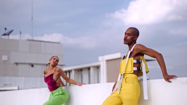 Tänzer performen und singen in Clubbekleidung auf dem Dach der Stadt — Stockvideo