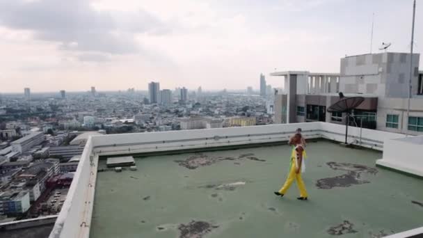 Drone Shot of Fashion Μοντέλα στην οροφή της πόλης — Αρχείο Βίντεο