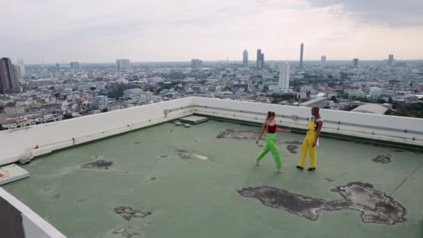 패션 모델의 드론 샷, 도시 옥상에서 춤을 추기 위해 서 있다 — 비디오