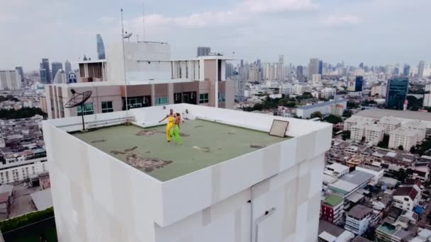 Drone Shot de modelos de moda bailando en la azotea de la ciudad — Vídeo de stock