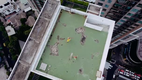 Dron Shot of Models In Green and Yellow Dancing On City Rooftop — Stock video