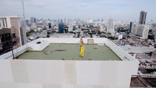 Drone Shot of Fashion Μοντέλα Χορεύοντας στην οροφή της πόλης — Αρχείο Βίντεο