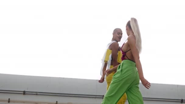 Bailarinas en ropa de moda actuando en la azotea — Vídeos de Stock