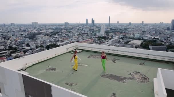Drone Shot of Fashion Μοντέλα Χορεύοντας στην οροφή της πόλης — Αρχείο Βίντεο