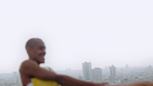 Tancerze w modnej odzieży spinning razem na dachu — Wideo stockowe