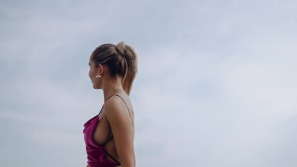 Dos modelos de moda bailando en ropa de club en el tejado de la ciudad — Vídeo de stock