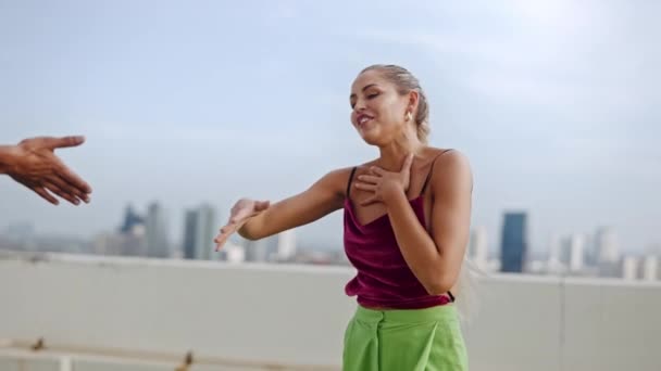 Модні Моделі Танці та Спінінг В Клубному Одязі На Міському Даху — стокове відео