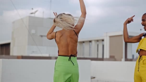 Models tanzen in Clubwear auf dem Dach der Stadt — Stockvideo