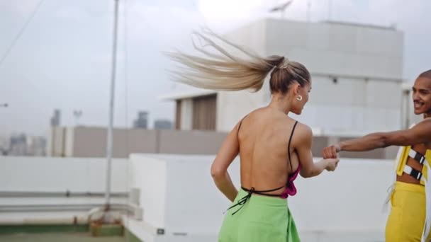 Modelos de moda bailando y dando vueltas en ropa de club en el tejado de la ciudad — Vídeos de Stock