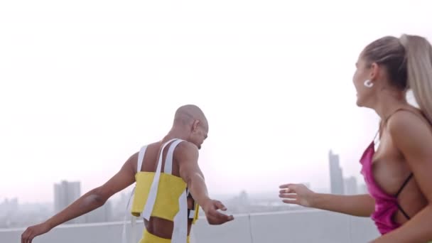 Dançarinos em Clubwear rindo e dançando juntos no arranha-céu — Vídeo de Stock
