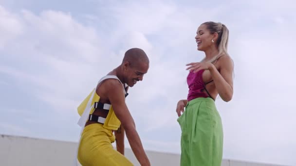 Bailarines en ropa de club riendo y bailando juntos en rascacielos — Vídeos de Stock