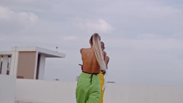 Dansare i klubbkläder dansar tillsammans på skyskrapa — Stockvideo