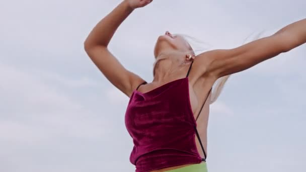 Biondo ballerino agitazione lungo capelli in luminoso clubwear su città tetto — Video Stock