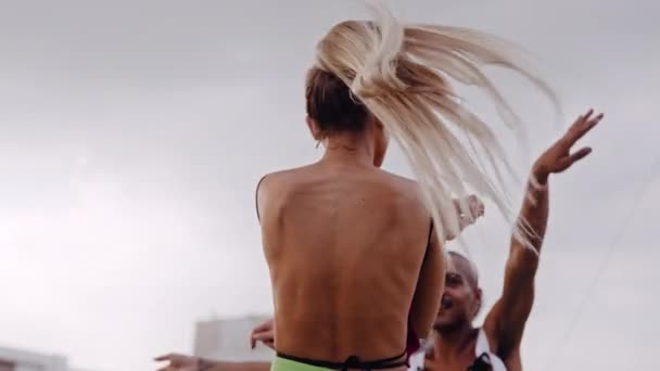 Ballerini in Clubwear ballare insieme sul grattacielo — Video Stock