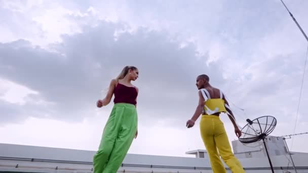 Bailarines en ropa de club bailando y actuando juntos en rascacielos — Vídeos de Stock