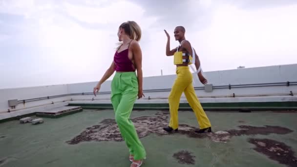 Bailarines en ropa de club bailando juntos en rascacielos — Vídeos de Stock