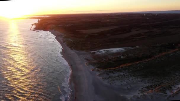 Drohne über Grenen Sandbar bei Sonnenuntergang — Stockvideo