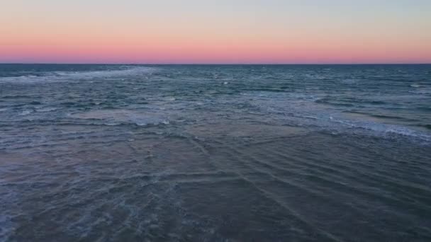 Drone sobre Ocean Covering Grenen Sandbar — Vídeos de Stock