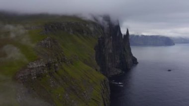 Vagar üzerinde Trollkonufingur ile sahil boyunca İHA