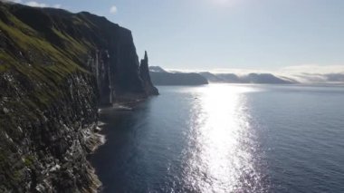 Vagar 'ın kıyı şeridi boyunca Trollkonufingur ile İHA