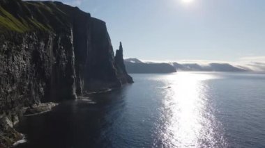 Vagar 'ın kıyı şeridi boyunca Trollkonufingur ile İHA