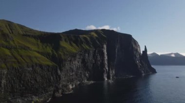 Vagar 'ın kıyı şeridi boyunca Trollkonufingur ile İHA