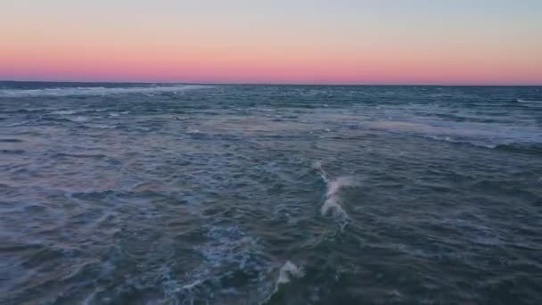 그 렌 샌드 바를 덮고 있는 대양을 횡단하는 드론 — 비디오