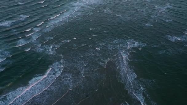 Drone sobre Ocean Covering Grenen Sandbar — Vídeo de stock