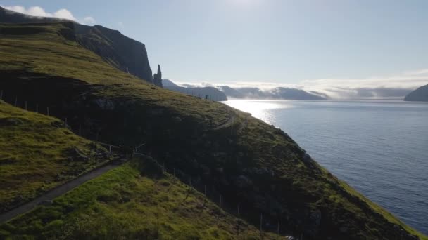 Drone over de mens Wandelpad langs de kustlijn — Stockvideo