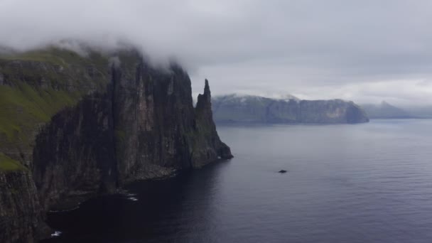 Drone le long de la côte sur Vagar avec Trollkonufingur — Video