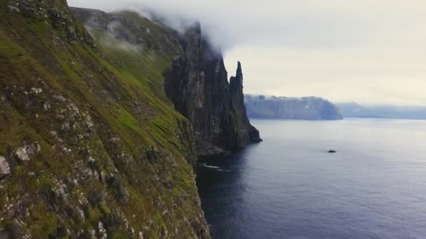 Drone a lo largo de acantilados costeros de Vagar con Trollkonufingur — Vídeos de Stock