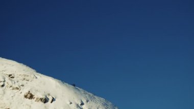 Mavi Gök Altında Karla Kaplanmış Dağ Tahta Evlere