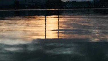 Aarhus Limanı 'nın Güneş Işığı Suları,