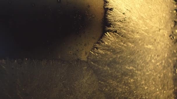 Παγωμένη επιφάνεια το χειμώνα που αντανακλά το έντονο φως του ήλιου — Αρχείο Βίντεο