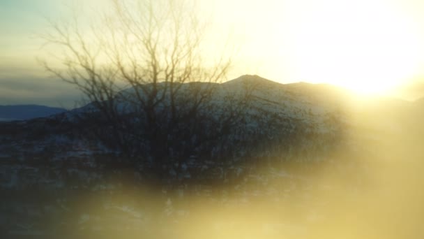 Sonnenbeschienener Blick auf den schneebedeckten Berg im Sonnenaufgang — Stockvideo