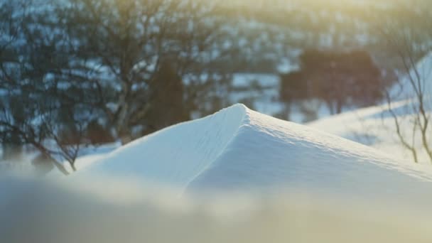 太阳照耀着覆盖在雪地上的风景 — 图库视频影像