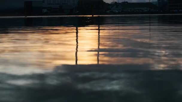 Солнечные воды Орхусской гавани, — стоковое видео
