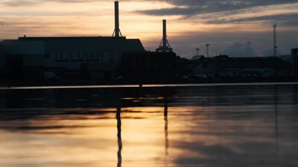 Aarhus haven in silhouet bij zonsopgang met zonlicht wateren — Stockvideo