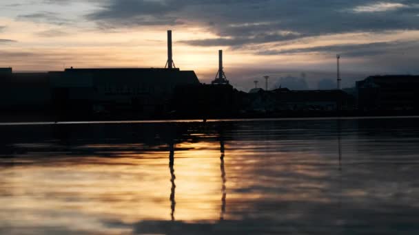 Aarhus haven in silhouet bij zonsopgang met zonlicht wateren — Stockvideo