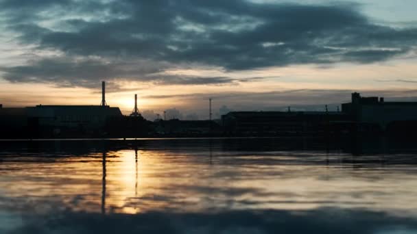Der Hafen von Aarhus bei Sonnenaufgang mit sonnenbeschienenen Gewässern — Stockvideo