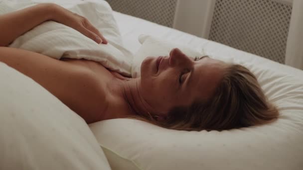 女人醒来的时候在床上笑 — 图库视频影像