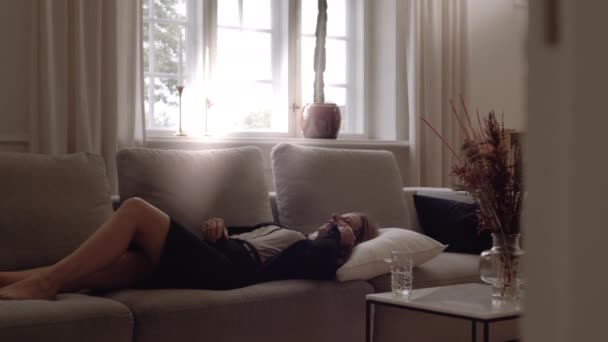 Mujer de negocios en traje Relajarse en el sofá y hablando Smartphone — Vídeos de Stock