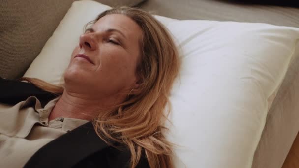Mujer de negocios acostada en la almohada en el sofá y durmiendo — Vídeos de Stock