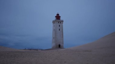 Rubjerg Knude Deniz feneri ve Alacakaranlıkta Plaj