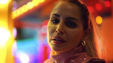 Neon Işıkları Arasında Yürüyen Kamera Arayan Kadın