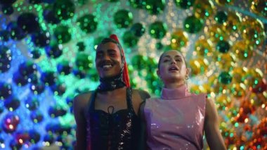 PVC Moda Yürüyüşü ve Neon Işıkları Arasında Gülümseyen Kulüpler
