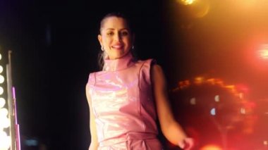 Sarışın At Kuyruklu Güzel Kadın Gülümseyen ve Dans Eden Neon